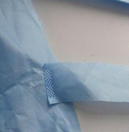 Resistente fluido descartável de pouco peso do vestido cirúrgico com punho feito malha
