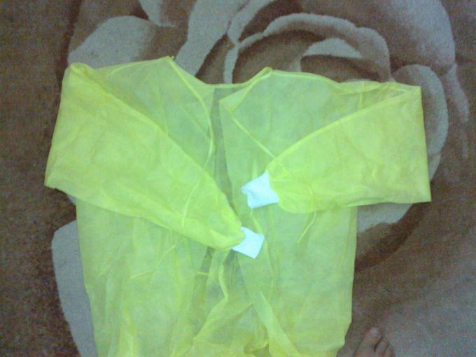 Vestido descartável não irritante do isolamento, vestidos descartáveis da barreira do comprimento completo