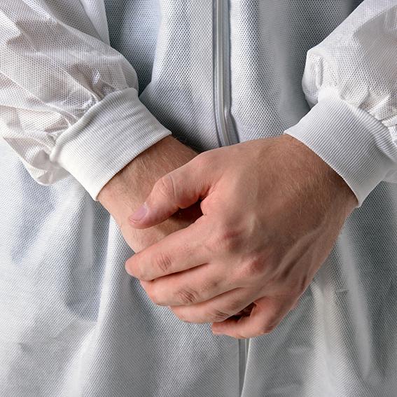 Macacões impermeáveis descartáveis encapuçados respiráveis para o laboratório médico